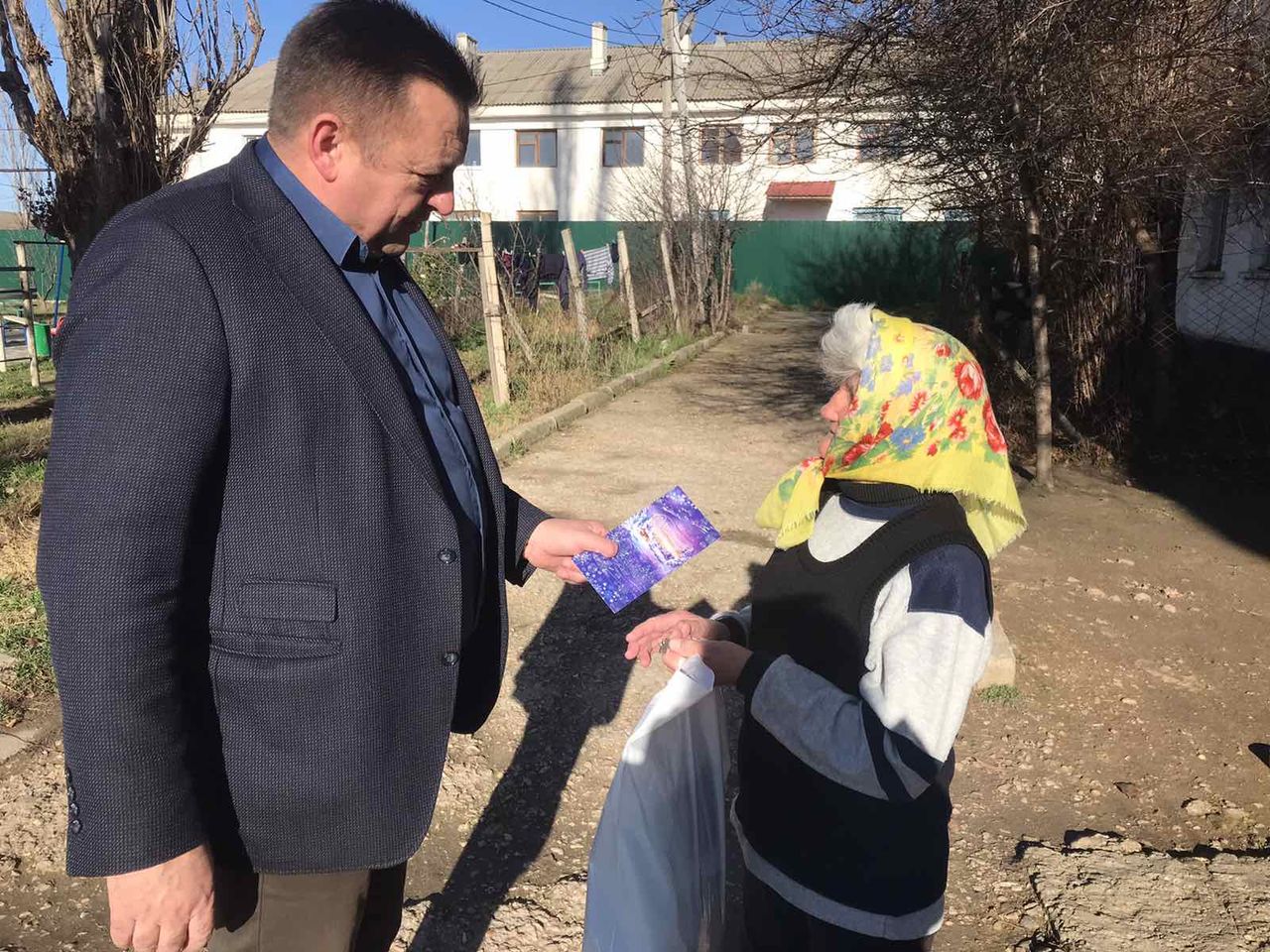 glava pozdravil na domu zhitelej s nastupajushim novym godom 01