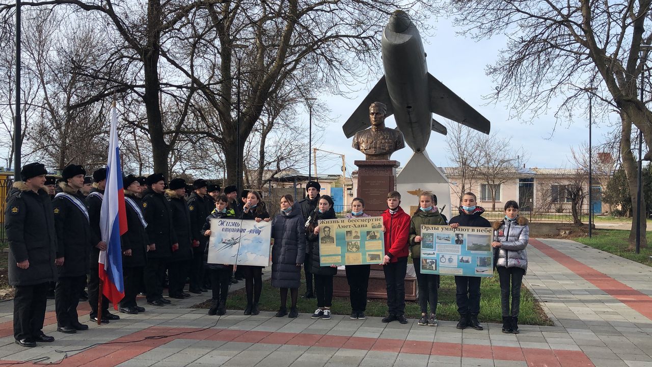 torzhestvennyj miting rekviem posvyashjonnyj pamyati dvazhdy geroya sovetskogo sojuza amet han sultana01