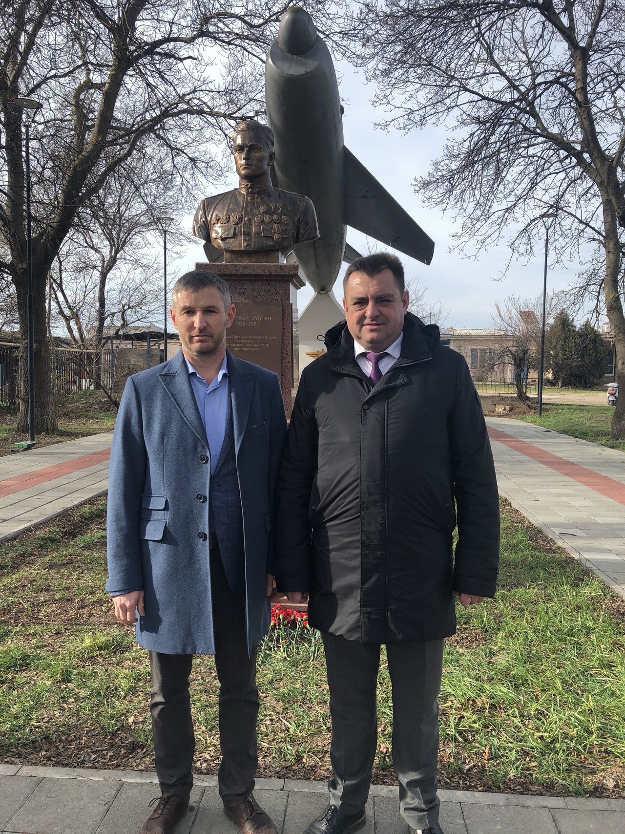 torzhestvennyj miting rekviem posvyashjonnyj pamyati dvazhdy geroya sovetskogo sojuza amet han sultana01