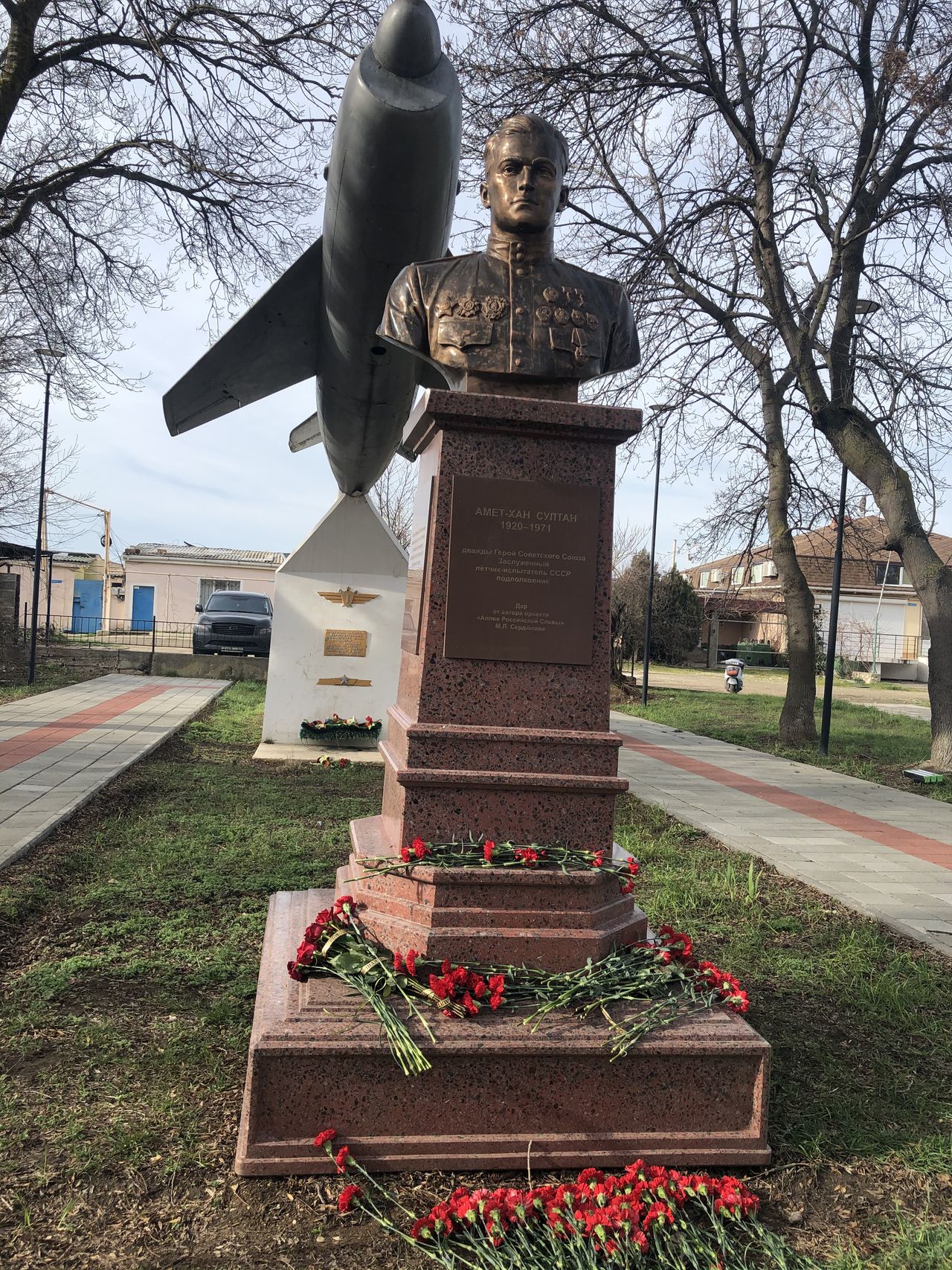 torzhestvennyj miting rekviem posvyashjonnyj pamyati dvazhdy geroya sovetskogo sojuza amet han sultana01