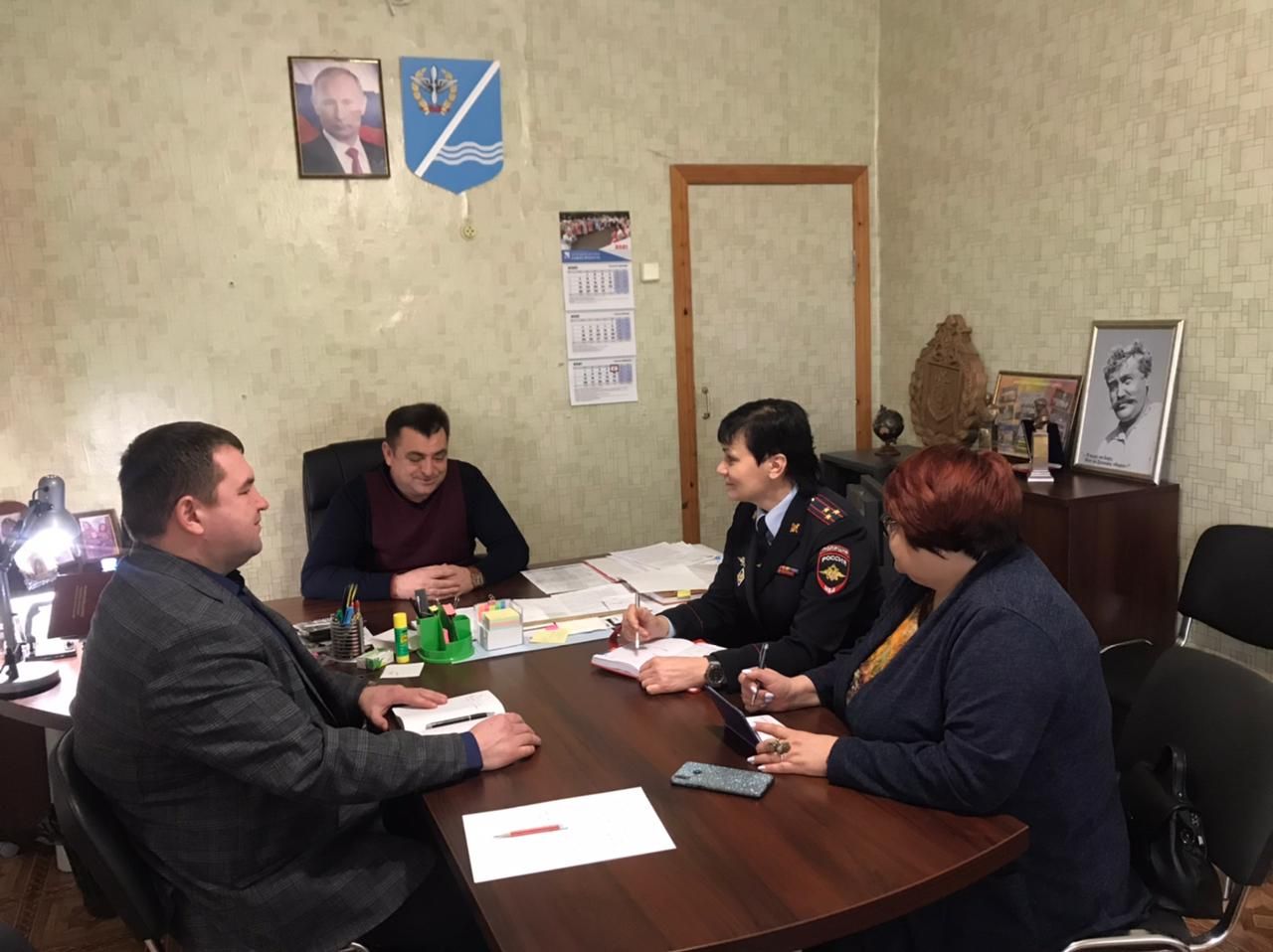 sostoyalas vstrecha s nachalnikom upravleniya po voprosam migracii umvd rossii po g. sevastopolju i direktorom mfc. 01